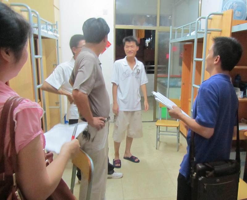 周院长和新生交谈